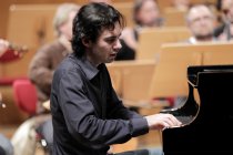 Deutsche Pianist Martin Stadtfeld begleitet das Kölner Kammerorchester unter der Leitung deutschen Dirigenten Christoph Poppe in der Philharmonie Köln (© Thomas Brill)