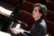 Deutsche Pianist Martin Stadtfeld begleitet das Kölner Kammerorchester unter der Leitung deutschen Dirigenten Christoph Poppe in der Philharmonie Köln (© Thomas Brill)