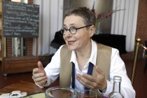Deutsche Autorin Angela Steidele im Interview bezüglich der Veröffentlichung ihres neuen Romans "Ins Dunkel" im Café des Museum Ludwig Köln (&copy; Thomas Brill)