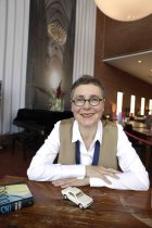 Deutsche Autorin Angela Steidele im Interview bezüglich der Veröffentlichung ihres neuen Romans "Ins Dunkel" im Café des Museum Ludwig Köln (&copy; Thomas Brill)