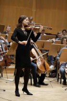 Deutsche Violinistin Arabella Steinbacher gastiert in Begleitung der Göteborger Symphoniker unter der Leitung des amerikanischen Dirigenten Kent Nagano in der Philharmonie Köln (© Thomas Brill)