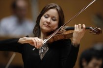 Deutsche Violinistin Arabella Steinbacher gastiert in Begleitung der Göteborger Symphoniker unter der Leitung des amerikanischen Dirigenten Kent Nagano in der Philharmonie Köln (© Thomas Brill)