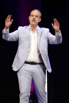 Deutscher Kabarettist René Steinberg gastiert bei der Eröffnungsshow "KÖLN LACHT!" im Rahmen des 33. Köln Comedy Festival im Gloria Theater Köln (© Thomas Brill)