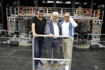 Nicolas Stemann und Philippe Manoury, Patrick Hahn im Interview bezüglich der Premiere der Oper "Die letzten Tage der Menschheit" am 27. Juni 2025 in der Oper Köln im Kölner StaatenHaus (© Thomas Brill)