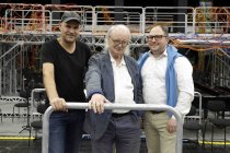 Nicolas Stemann und Philippe Manoury, Patrick Hahn im Interview bezüglich der Premiere der Oper "Die letzten Tage der Menschheit" am 27. Juni 2025 in der Oper Köln im Kölner StaatenHaus (© Thomas Brill)