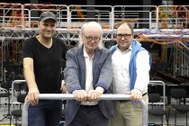 Nicolas Stemann und Philippe Manoury, Patrick Hahn im Interview bezüglich der Premiere der Oper "Die letzten Tage der Menschheit" am 27. Juni 2025 in der Oper Köln im Kölner StaatenHaus (© Thomas Brill)