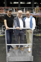 Nicolas Stemann und Philippe Manoury, Patrick Hahn im Interview bezüglich der Premiere der Oper "Die letzten Tage der Menschheit" am 27. Juni 2025 in der Oper Köln im Kölner StaatenHaus (© Thomas Brill)