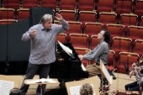 Deutsche Dirigent Markus Stenz leitet das Gürzenich-Orchester Köln in Begleitung des deutschen Pianisten Martin Helmchen in der Philharmonie Köln (© Thomas Brill)