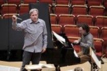 Deutsche Dirigent Markus Stenz leitet das Gürzenich-Orchester Köln in Begleitung des deutschen Pianisten Martin Helmchen in der Philharmonie Köln (© Thomas Brill)