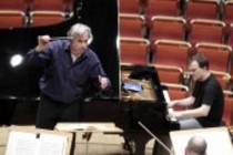 Deutsche Dirigent Markus Stenz leitet das Gürzenich-Orchester Köln in Begleitung des deutschen Pianisten Lars Vogt in der Philharmonie Köln (© Thomas Brill)