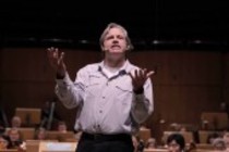 Deutsche Dirigent Markus Stenz leitet das Gürzenich-Orchester Köln in Begleitung des luxemburgischer Wissenschaftsjournalist Ranga Yogeshwar in der Philharmonie Köln (© Thomas Brill)