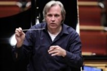 Deutsche Dirigent Markus Stenz leitet das Gürzenich-Orchester Köln in Begleitung des deutschen Pianisten Lars Vogt in der Philharmonie Köln (© Thomas Brill)