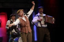 Ensemble spielt das Stück "Stimmungslieder" bei der Stunksitzung 2017 im E-Werk Köln (© Thomas Brill)