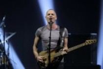 Britische Rock-Sänger Sting gastiert auf seiner "Back To Bass"-Tour im E-Werk Köln (© Thomas Brill)