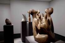 Die Ausstellung "Konturen des Inneren" der deutschen Bildhauerin Louise Stomps gastiert vom 27. März bis 28. Juni 2026 im Kollwitz Forum Köln (&copy; Thomas Brill)