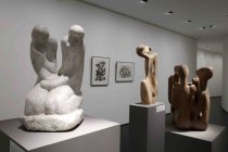 Die Ausstellung "Konturen des Inneren" der deutschen Bildhauerin Louise Stomps gastiert vom 27. März bis 28. Juni 2026 im Kollwitz Forum Köln (&copy; Thomas Brill)