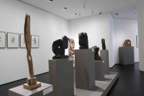 Die Ausstellung "Konturen des Inneren" der deutschen Bildhauerin Louise Stomps gastiert vom 27. März bis 28. Juni 2026 im Kollwitz Forum Köln (&copy; Thomas Brill)