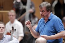 Finnische Dirigent John Storgards leitet das Helsinki Philharmonic Orchestra in der Philharmonie Köln (© Thomas Brill)