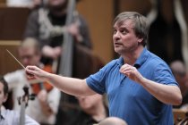 Finnische Dirigent John Storgards leitet das Helsinki Philharmonic Orchestra in der Philharmonie Köln (© Thomas Brill)