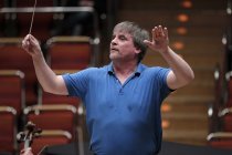 Finnische Dirigent John Storgards leitet das Helsinki Philharmonic Orchestra in der Philharmonie Köln (© Thomas Brill)