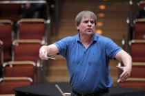 Finnische Dirigent John Storgards leitet das Helsinki Philharmonic Orchestra in der Philharmonie Köln (© Thomas Brill)