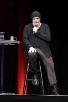 Deutsche Comedian Torsten Sträter gastiert auf seiner "Schnee, der auf Ceran fällt"-Tour im Theater am Tanzbrunnen Köln (© Thomas Brill)