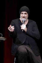 Deutsche Comedian Torsten Sträter gastiert auf seiner "Schnee, der auf Ceran fällt"-Tour im Theater am Tanzbrunnen Köln (© Thomas Brill)