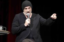 Deutsche Comedian Torsten Sträter gastiert auf seiner "Schnee, der auf Ceran fällt"-Tour im Theater am Tanzbrunnen Köln (© Thomas Brill)