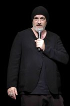 Deutsche Comedian Torsten Sträter gastiert auf seiner "Schnee, der auf Ceran fällt"-Tour im Theater am Tanzbrunnen Köln (© Thomas Brill)