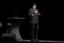 Deutsche Comedian Torsten Sträter gastiert auf seiner "Mach mal das große Licht an"-Tour in der Lanxess-Arena Köln (© Thomas Brill)