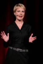 Deutsche Komikerin Cordula Stratmann liest aus ihrem Romandebüt "Sie da oben, Er da unten" im Gloria Theater Köln (© Thomas Brill)