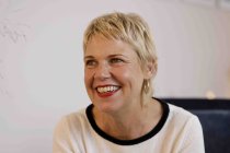 Deutsche Komikerin und Schriftstellerin Cordula Stratmann im Interview bezüglich ihres neuen Buchs "Wo war ich stehen geblieben?" in der Goltsteinstraße Köln (© Thomas Brill)