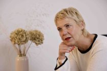 Deutsche Komikerin und Schriftstellerin Cordula Stratmann im Interview bezüglich ihres neuen Buchs "Wo war ich stehen geblieben?" in der Goltsteinstraße Köln (© Thomas Brill)