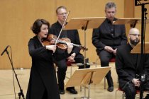 Niederländische Dirigent Bas Wiegers leitet das Asko|Schönberg-Ensemlbe in der Kölner Philharmonie (© Thomas Brill)
