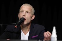 Der deutsche Journalist Benjamin von Stuckrad-Barre und der schweizer Schriftsteller Martin Suter gastieren auf ihrer "Alle sind so ernst geworden"–Tour im Gürzenich Köln (&copy; Thomas Brill)