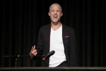 Der deutsche Journalist Benjamin von Stuckrad-Barre und der schweizer Schriftsteller Martin Suter gastieren auf ihrer "Alle sind so ernst geworden"–Tour im Gürzenich Köln (&copy; Thomas Brill)