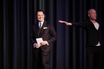 Der deutsche Journalist Benjamin von Stuckrad-Barre und der schweizer Schriftsteller Martin Suter gastieren auf ihrer "Alle sind so ernst geworden"–Tour im Gürzenich Köln (&copy; Thomas Brill)