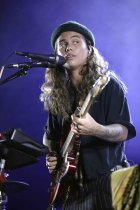 Australisch-maltesische non-binäre Singer-Songwriter*in Tash Sultana gastiert auf ihrer "Flow State"-Tour im Palladium Köln (© Thomas Brill)