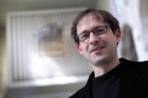 Deutsche Organist und Komponist Dominik Susteck in der Kunststation Sankt Peter in Köln (© Thomas Brill)