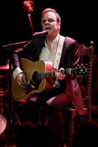 Kanadischer Musiker Kiefer Sutherland gastiert auf seiner "An intimate night with Kiefer Sutherland"-Tour im Stadtgarten Köln (© Thomas Brill)