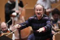 Schweizer Dirigent Michel Tabachnik leitet das Orchester der Brussels Philharmonic in der Philharmonie Köln (© Thomas Brill)
