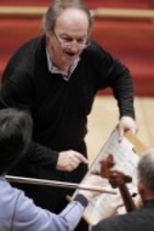 Schweizer Dirigent  Michel Tabachnik leitet das Gürzenich-Orchester Köln in Begleitung der deutschen Klarinettistin Sabine Meyer in der Philharmonie Köln (© Thomas Brill)