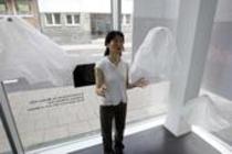 Japanische Medienkünstlerin Keiko Takahaschi mit ihrer Installation "Quallen" bei den Tagen der offenen Tür "Altitude 08" vom 15. bis 19. Juli 2009 in der Trinitatiskirche Köln (&copy; Thomas Brill)