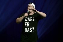 Deutscher Stand-up-Comedian Chris Tall gastiert mit seinem Programm "Selfie von Mutti! Wenn Eltern cool sein wollen..." in der Lanxess-Arena Köln (&copy; Thomas Brill)