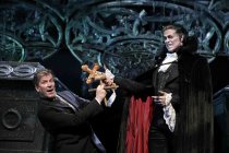 Kölns bekanntester Bestatter Christoph Kuckelkorn trifft den neuen Fürsten der Finsternis Mark Seibert als "Graf von Krolock" beim "Tanz der Vampire" im Musical Dome Köln (© Thomas Brill)