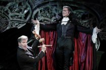 Kölns bekanntester Bestatter Christoph Kuckelkorn trifft den neuen Fürsten der Finsternis Mark Seibert als "Graf von Krolock" beim "Tanz der Vampire" im Musical Dome Köln (© Thomas Brill)