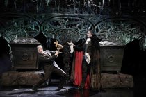 Kölns bekanntester Bestatter Christoph Kuckelkorn trifft den neuen Fürsten der Finsternis Mark Seibert als "Graf von Krolock" beim "Tanz der Vampire" im Musical Dome Köln (© Thomas Brill)