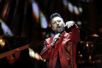 Türkischer Pop-Sänger Tarkan gastiert auf seiner "Harbiye"-Tour in der Lanxess-Arena Köln (© Thomas Brill)