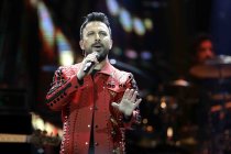 Türkischer Pop-Sänger Tarkan gastiert auf seiner "Harbiye"-Tour in der Lanxess-Arena Köln (© Thomas Brill)