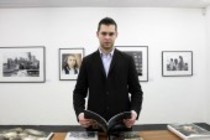 Kölner Gallerist Bene Taschen präsentiert eine Auswahl von 36 Bildern des amerikanischen Fotografen Joseph Rodriguez von 1986 bis 2005 in der Hardhitta Gallery, Köln (© Thomas Brill)